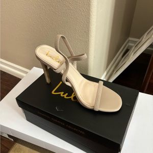 Nude heels never worn size 9